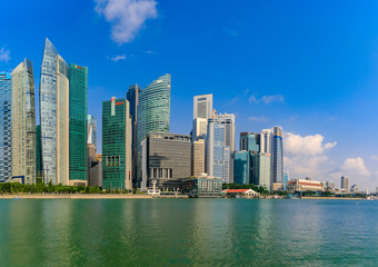 Fototapeta na wymiar View of skyscrapers of the Singapore city downtown business district skyline at Marina Bay in daytime