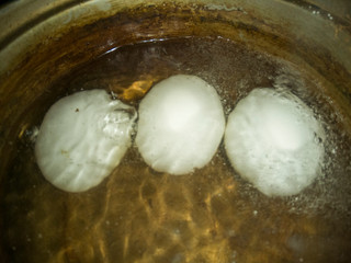 huevos  en agua hirviendo
