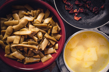 saludable alubias verdes con patatas cocidas  en cazuela de cerámica. menú tradicional español. vintage. 