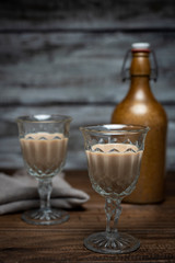 licor de dulce cacero con botella de ceramica y dos copas antiguas