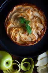 tarta de manzana casera recien hecha sobre un fondo negro