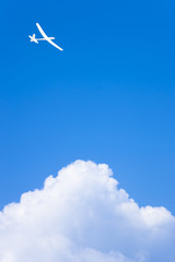 青空に紙飛行機