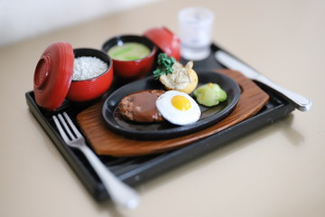 日本で定番の定食、ハンバーグ定食。目玉焼き付き！ミニチュアサンプル