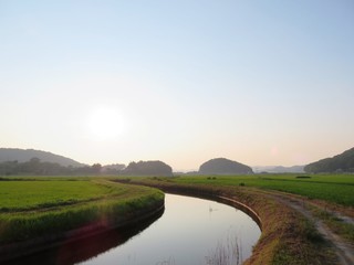 日本の田舎の風景　8月　川辺の夕景と空
