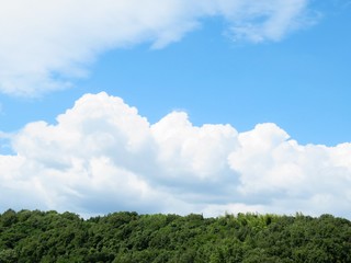 Obraz na płótnie Canvas 日本の田舎の風景　8月　夏の雲と青空と山