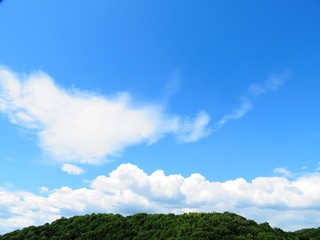 Obraz na płótnie Canvas 日本の田舎の風景　8月　夏の雲と青空と山