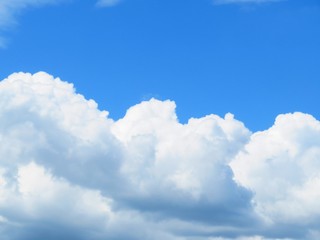 Obraz premium 日本の田舎の風景 8月 夏の雲と青空と山