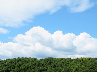 Fototapeta premium 日本の田舎の風景 8月 夏の雲と青空と山