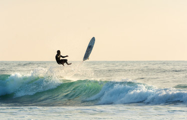 Surfeur sautant sur une vague