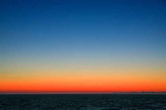 海の朝焼け 水平線