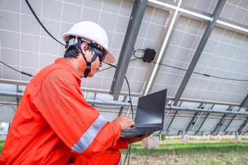 Obraz premium Engineers used a tool for checking the performance of the solar panel to confirming systems working normally. Photovoltaic module idea for clean energy production