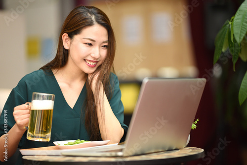 Pcを見ながらお酒を飲む女性 Wall Mural Wallpaper Murals こうまる