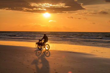 Fototapeta premium bike on the beach at sunset
