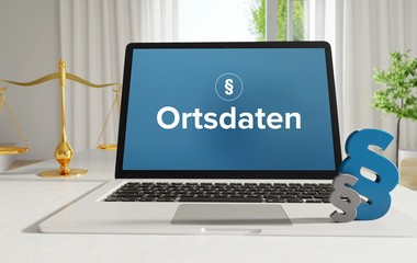 Ortsdaten – Recht, Gesetz, Internet. Laptop im Büro mit Begriff auf dem Monitor. Paragraf und Waage.