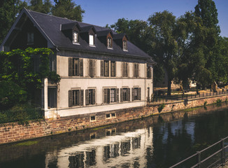 Fototapeta na wymiar Haus in Straßburg am Fluss