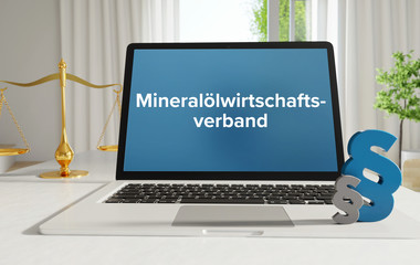 Mineralölwirtschaftsverband – Recht, Gesetz, Internet. Laptop im Büro mit Begriff auf dem Monitor. Paragraf und Waage.