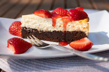Brownie cheescake with strawberries