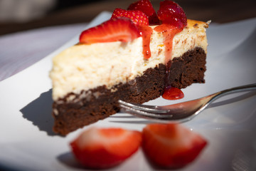 Brownie cheescake with strawberries
