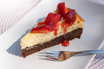 Brownie cheescake with strawberries