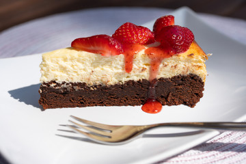 Brownie cheescake with strawberries