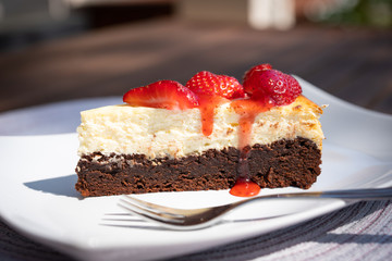 Brownie cheescake with strawberries