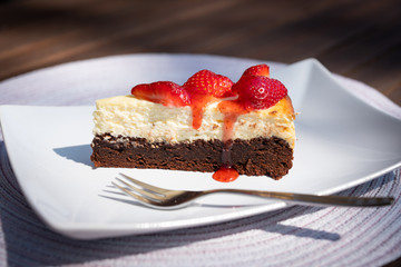 Brownie cheescake with strawberries