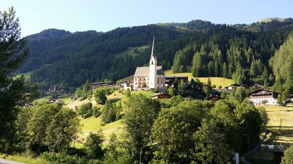 Fototapeta na wymiar Heiligenblut am Großglockner - Kärnten - Austria