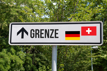 Ein Schild und Grenze zwischen Deutschland und Schweiz
