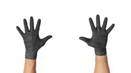 Męska dłoń w jednorazowej czarnej rękawiczce