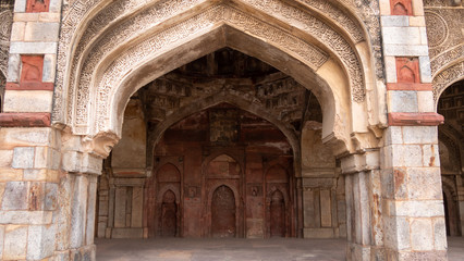 Obraz premium the medieval mosque at bara gumbad at lodhi gardens in delhi