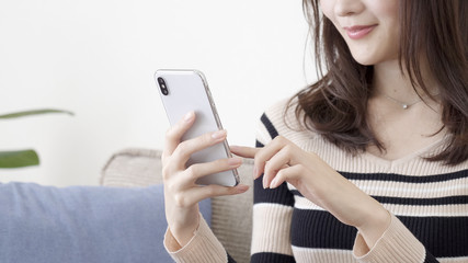 女性　スマートフォン