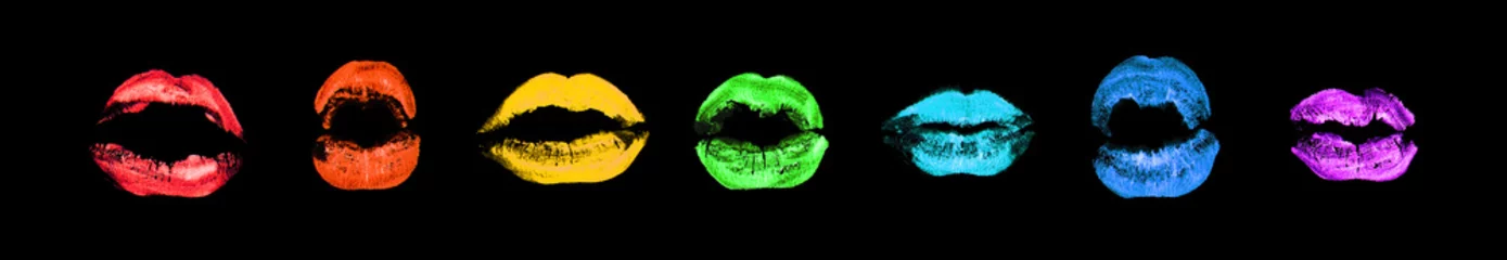 Regenbogenfarbener Lippenstift-Kussdruck auf schwarzem Hintergrund, isolierte Nahaufnahme, farbenfrohe sexy Lippen bilden Briefmarkensammlung, heller weiblicher Neonkußabdruck, Liebeszeichen, Leidenschaftssymbol, Gruppe von Symbolen © Vera Shestak