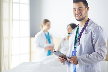 doctor explaining diagnosis to her female patient