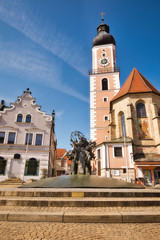 Naklejka na ściany i meble Der Marktplatz in Cham mit Brunnen und Kirche