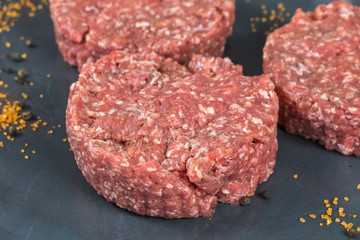 steak haché de boeuf cru sur une ardoise