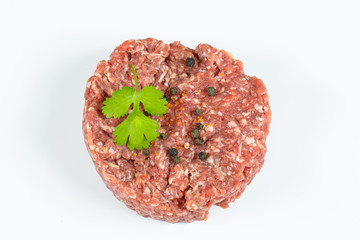 steak haché de boeuf cru sur un fond blanc