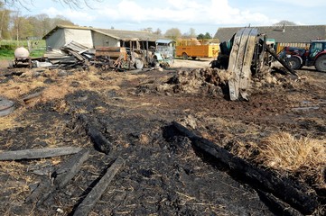 Fototapeta premium Incendie dans un batiment agricole suite acte de malveillance