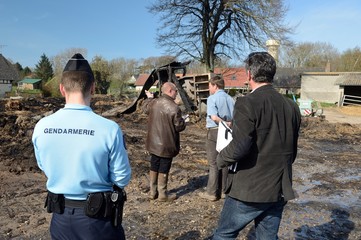 Incendie dans un batiment agricole, constats par la gendarmerie et les experts en assurance