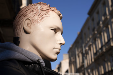 tête de mannequin masculin endommagé