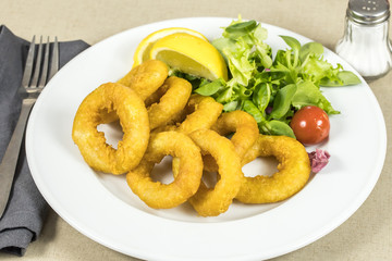 assiette de beignets de calamars à la romaine