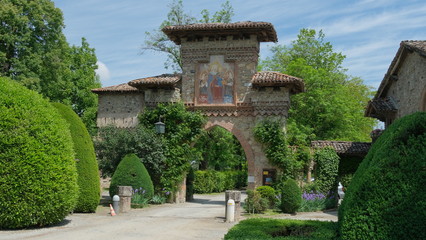 Fototapeta na wymiar Porta d'accesso del villaggo neomedievale di Grazzano Visconti.
