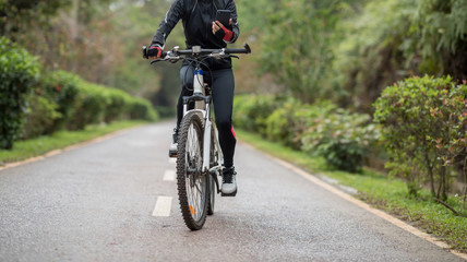Obraz na płótnie Canvas Cyclist use smartphone when riding mountain bike on forest trail