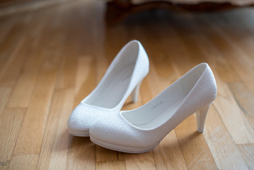 White bride shoes are a complement to a wedding look
