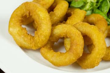 assiette de beignets de calamars à la romaine
