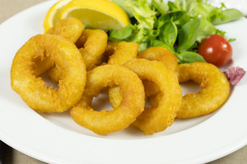 assiette de beignets de calamars à la romaine