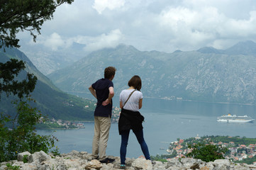 Couple au-dessus des bouches de Kotor