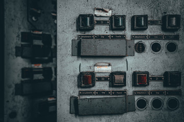 Fototapeta na wymiar stary panel sterujący z brakującymi przyciskami w elektrociepłowni