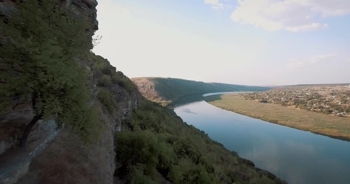 The valeys of Dniester River, Tipova manastery, Moldova
Riul Nistru, Manastirea Tipova, Moldova