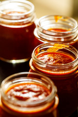 barattoli aperti di passata di pomodoro  disposti in fila 