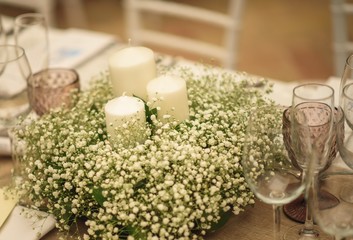 Centro de mesa con flores y velas